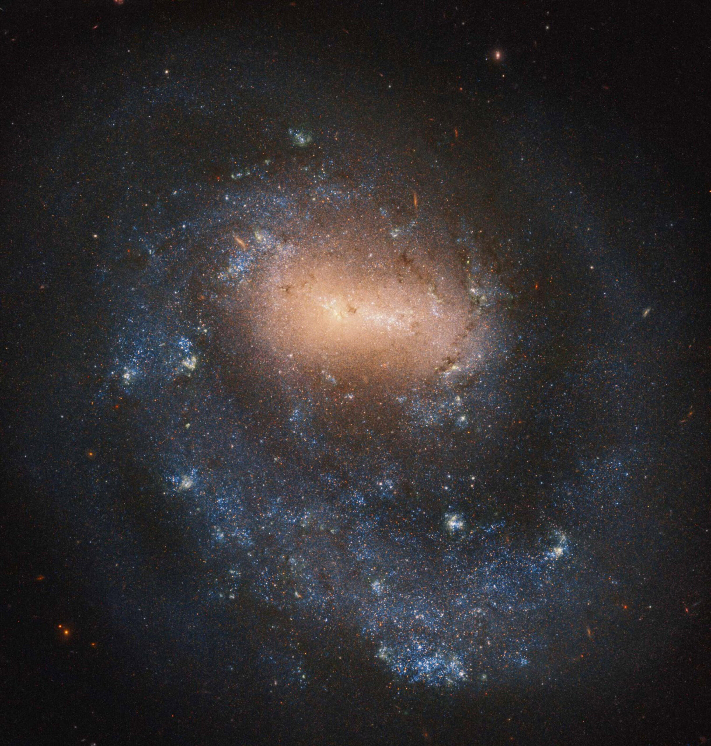 El Hubble captura una nueva imagen de la galaxia espiral NGC 4618